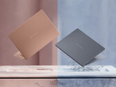 Lo ZenBook 14 OLED di Panther Lake promette fino a 18 ore di navigazione sul web con una ricarica completa. Nella foto: un'immagine promozionale che mostra le due opzioni di colore del portatile.