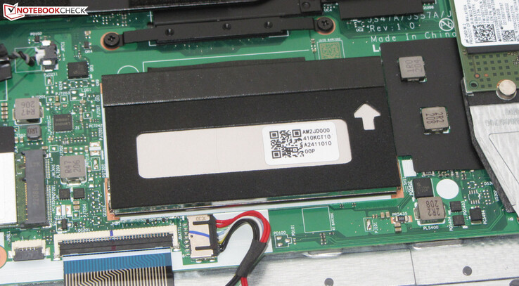La RAM è composta da 8 GB di memoria onboard e da un modulo da 8 GB.