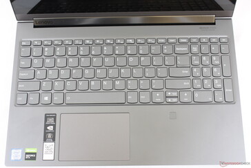 Tasti QWERTY e clickpad identici a quelli del più piccolo Yoga C940-14