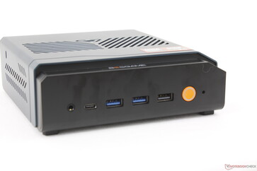 Parte anteriore: presa per cuffie da 3,5 mm, USB-C 4.0 con DisplayPort 2.1, 3 porte USB-A 3.2 Gen. 2, pulsante di accensione, pulsante di reset