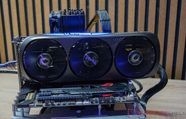 La misura del volume di Zotac Gaming GeForce RTX 4080 Super Trinity Black Edition