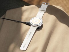 Il Realme Watch S5 ha un aspetto insolito grazie alla sua cornice piatta.