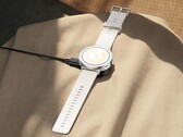 Il Realme Watch S5 ha un aspetto insolito grazie alla sua cornice piatta.