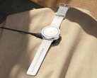 Il Realme Watch S5 ha un aspetto insolito grazie alla sua cornice piatta.
