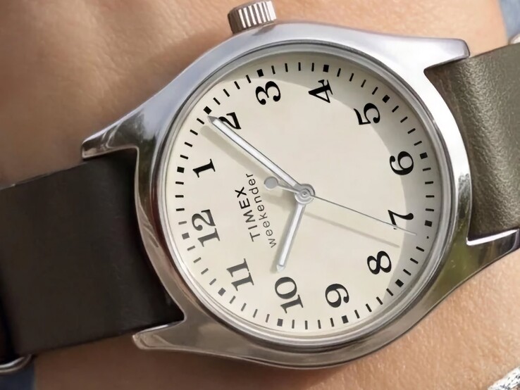 Timex Weekender New England TW2Y86600 con cassa color argento e cinturino in pelle verde scuro, ripreso da un'angolazione obliqua.