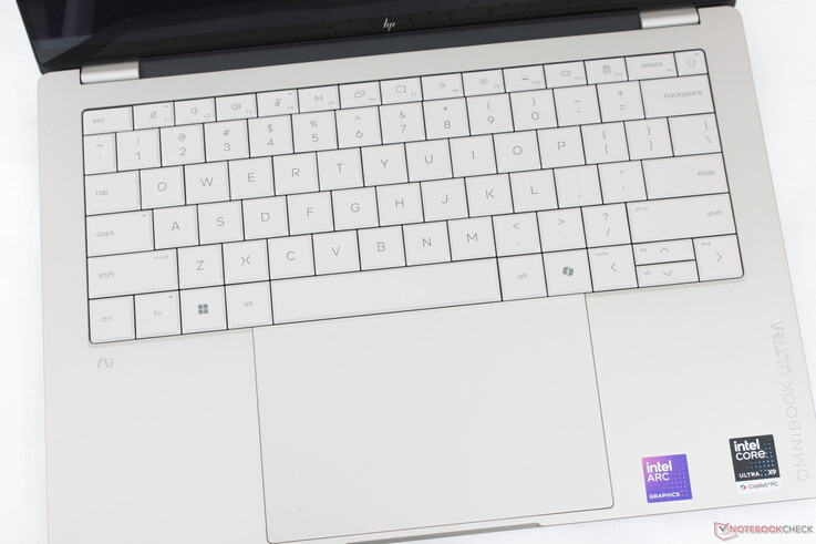 Il clickpad è ora molto più grande di prima (~13,8 x 8,1 cm), ma il feedback tattile poco marcato risulta insoddisfacente quando viene premuto