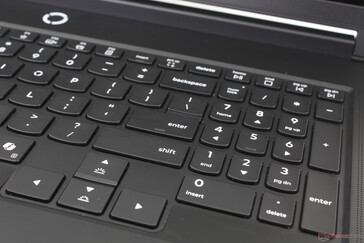 I tasti freccia sono più grandi dei tasti QWERTY principali per adattarsi ai giochi