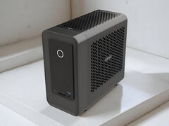 Il PC da gioco Zotac ZBox Magnus One SFF è dotato di una GPU RTX 5070 Ti e di una CPU Core Ultra 7 265. (Fonte immagine: ITHome, modificato)