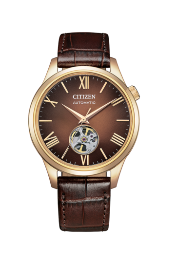Vista frontale dell’orologio Citizen «Autumn Light», caratterizzato da un quadrante marrone sfumato con numeri romani in oro rosa, una cassa in tono oro rosa abbinata e un’apertura circolare a cuore alla posizione delle ore 6 che lascia intravedere il movimento meccanico interno. È dotato di un cinturino in pelle marrone scuro testurizzata.