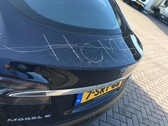 Una Tesla Model S deturpata. Elon Musk propone che le auto Tesla possano dare l'allarme per impedire la chiusura a chiave (Fonte: John Vermetten via Autogespot)