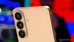 Secondo un rapporto proveniente dalla Corea, Samsung ha confermato che il Galaxy S27 Ultra sarà dotato esclusivamente di un sistema a tripla fotocamera.