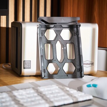 I vassoi del disco rigido sono in plastica.