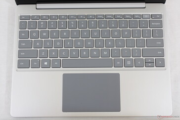 Medesimo layout di tastiera dei modelli più estesi di Surface Laptop. Sfortunatamente, la retroilluminazione non è inclusa