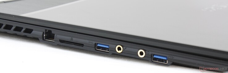 Lato Sinistro: Gigabit RJ-45, lettore SD, 2x USB 3.1 Type-A, 3.5 mm mic, 3.5 mm cuffie