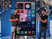 Gli YouTubers DIY Perks e MrWhoseTheBoss hanno costruito l'iPhone 15 Pro Max più grande del mondo. (Fonte: YouTube / MrWhoseTheBoss)
