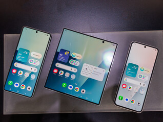 Gli ultimi telefoni pieghevoli Samsung, aperti, da sinistra a destra: Galaxy Z Flip7, Fold7 e Flip7 FE (Fonte: Notebookcheck)