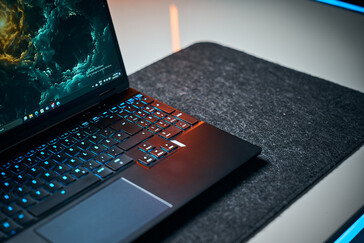 I portatili da gioco XMG Core e Fusion 15 hanno tastiere edge-to-egde e trackpad in vetro.