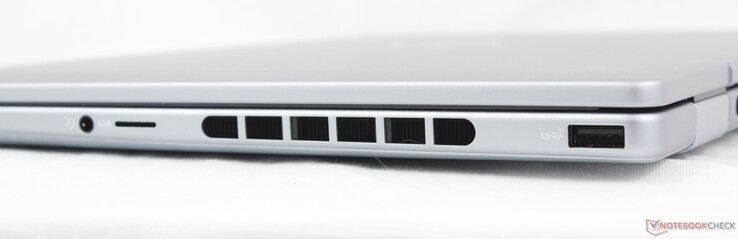 A destra: cuffie da 3,5 mm, lettore MicroSD, USB-A 3.2 Gen. 1