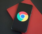 Smartphone che mostra il logo di Google Chrome, illustrando GLM-5.3 e un exploit di Chrome