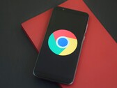 Smartphone che mostra il logo di Google Chrome, illustrando GLM-5.3 e un exploit di Chrome