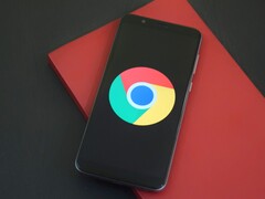 Smartphone che mostra il logo di Google Chrome, illustrando GLM-5.3 e un exploit di Chrome