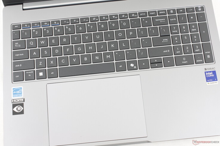 I portatili ExpertBook si distinguono per le linee colorate che evidenziano i tasti da F1 a F4