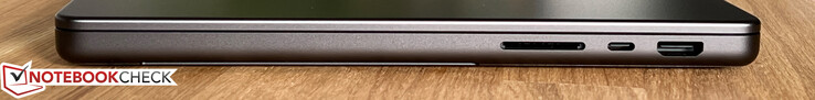 Lato destro: Lettore di schede, USB-C 4.0 con Thunderbolt 4 (40 Gbps, modalità DisplayPort-ALT 1.4, Power Delivery), HDMI 2.1