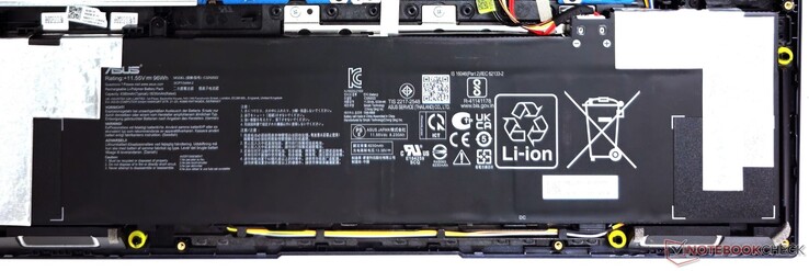 La batteria da 96 WHr del VivoBook Pro 16 offre buoni tempi di autonomia