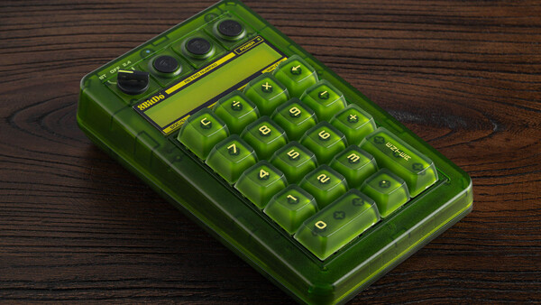 Il Numpad meccanico 8BitDo Retro 18 - Xbox Edition funge anche da calcolatrice.
