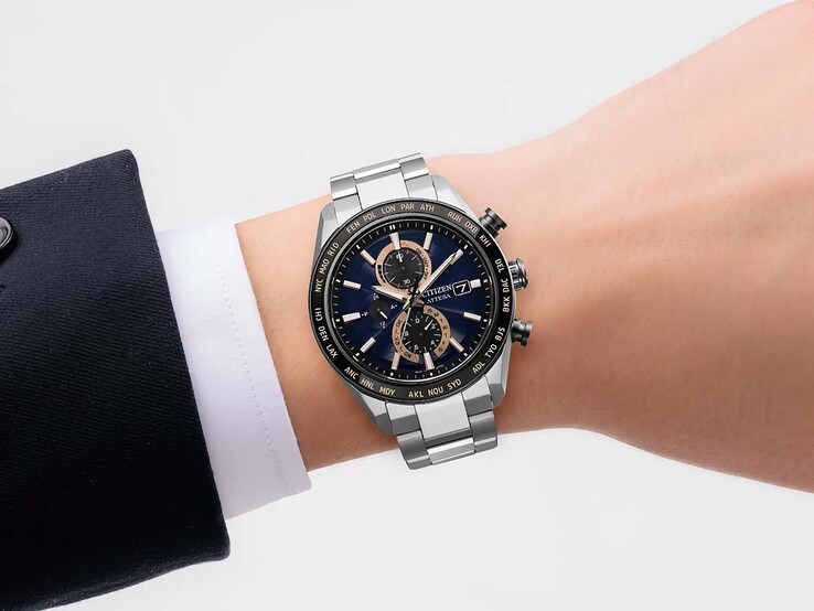 Cronografo Citizen Attesa AT8297-51L indossato al polso, con quadrante blu navy, dettagli in oro rosa e lunetta nera con ora mondiale.