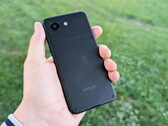 L’Enough Phone è compatto all’incirca quanto l’iPhone 13 mini di Apple.