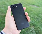 L’Enough Phone è compatto all’incirca quanto l’iPhone 13 mini di Apple.