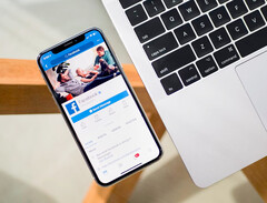 Un telefono con l&#039;applicazione Facebook visualizzata sullo schermo. Immagine di repertorio. (Fonte immagine: Timothy Hales Bennett su Unsplash)