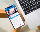 Un telefono con l'applicazione Facebook visualizzata sullo schermo. Immagine di repertorio. (Fonte immagine: Timothy Hales Bennett su Unsplash)