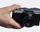 Fotocamera compatta APS-C Fujifilm X-E4 in mano