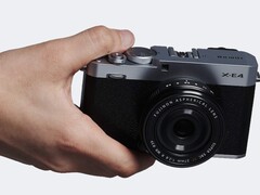 Fotocamera compatta APS-C Fujifilm X-E4 in mano
