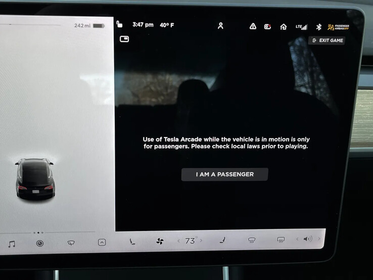 Le auto Tesla ora permettono di giocare ai videogiochi mentre sono in movimento. (Fonte: The Verge)