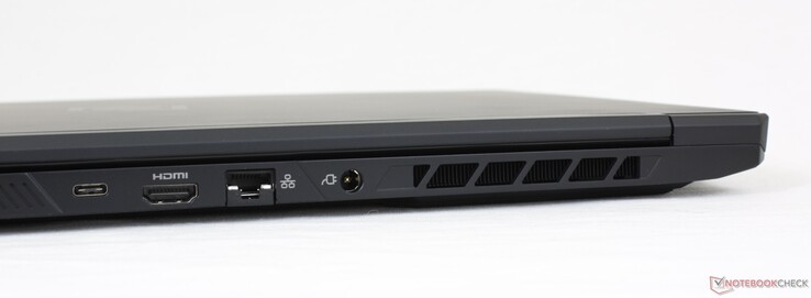 Lato Posteriore: USB-C con Thunderbolt 4, HDMI, 2.5 Gbps RJ-45, adattatore AC