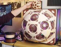 Noctua SuperDome racchiude 15 ventole nel pannello laterale di un PC da gioco.