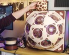 Noctua SuperDome racchiude 15 ventole nel pannello laterale di un PC da gioco.