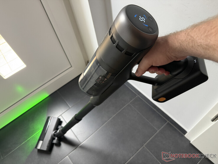 Roborock H60 Ultra pulisce il pavimento, in alto il display rudimentale