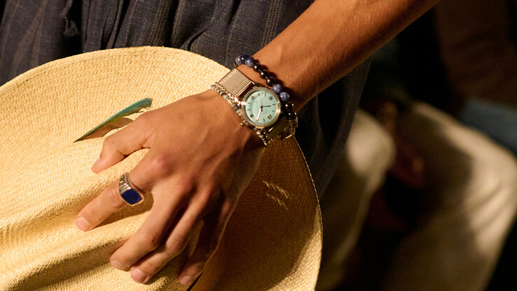 Persona che indossa l’orologio Timex x Todd Snyder Marlin Mesh di colore blu acqua con bracciale in acciaio inossidabile.