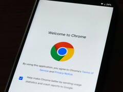 Smartphone che mostra la schermata di benvenuto di Google Chrome con il logo Chrome