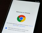 Smartphone che mostra la schermata di benvenuto di Google Chrome con il logo Chrome