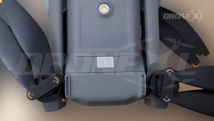 Il Mini 5 Pro è dotato di un pulsante sul lato che dovrebbe consentirgli di decollare senza bisogno di un controller a portata di mano. (Fonte immagine: via DroneXL &amp; Jasper Ellens)