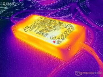 L'adattatore CA raggiunge oltre 45 C quando si utilizzano carichi impegnativi