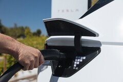 La Ioniq 5 può collegarsi direttamente ai Supercharger di Tesla (fonte: Hyundai)
