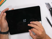 Un pad OnePlus prima del crollo. (Fonte: JerryRigEverything via YouTube)