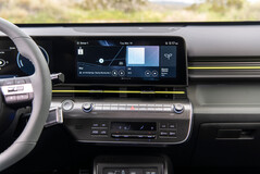 Nonostante l'ampio schermo dell'infotainment, le funzioni di controllo dei media e del clima sono ancora gestite da pulsanti e manopole fisiche. (Fonte: Hyundai)