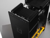 Il case MonsterLabo Beast ha ~50% del suo volume pieno di dissipatori e heatpipes. (Fonte: Optimum Tech)